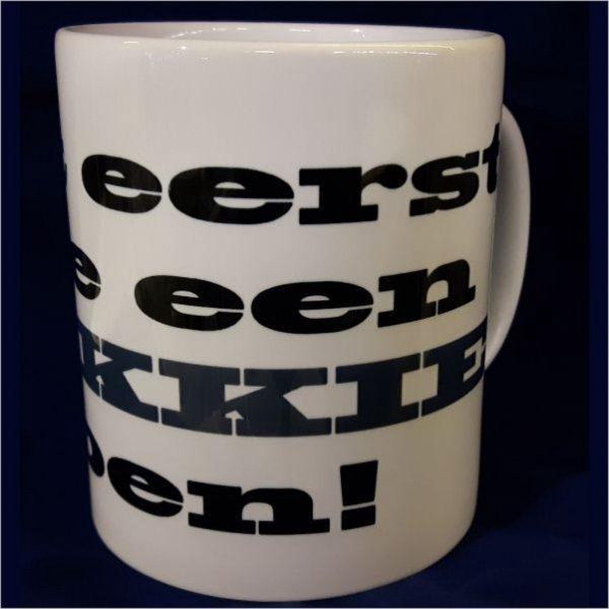 Witte koffiemok met tekst - Mot eerst effe een bakkie doen