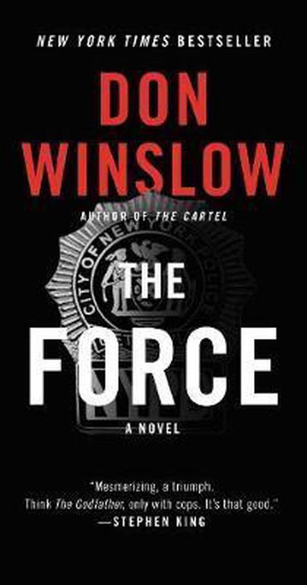 Zwarte boekomslag The Force door Don Winslow met rode titel en zilveren politiebadge op de achtergrond.