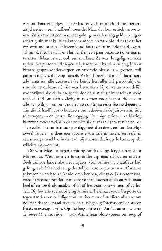 Een foto van een boek met de titel 'De cirkel' in gouden letters op een rode kaft.