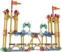 Een kleurrijke K'NEX-kasteelconstructie met torens, vlaggen en een boogpoort.