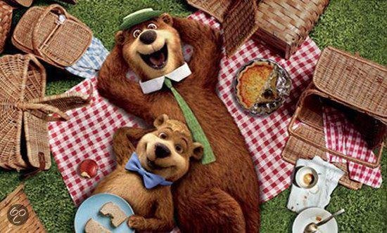 Yogi Bear en Boo Boo op een picknickkleed met manden en taart.