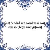 Tegeltje met Spreuk (Tegeltjeswijsheid): Gaat de wind van noord naar oost, wees met beter weer getroost + Kado verpakking & Plakhanger