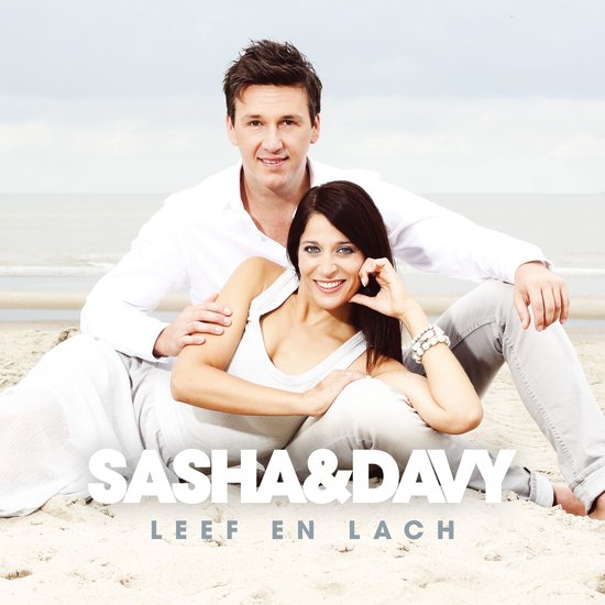 Man en vrouw in witte kleding zittend op strand, met tekst "SASHA&DAVY LEEF EN LACH"