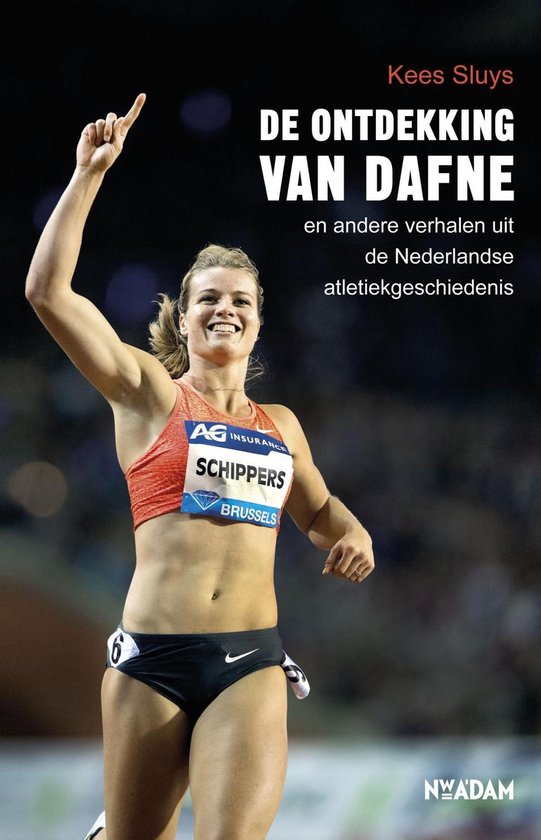 Een vrouwelijke atleet, Dafne Schippers, in sportkleding met haar rechterarm omhoog en vuist gebald. De tekst "DE ONTDEKKING VAN DAFNE" staat prominent op de cover.