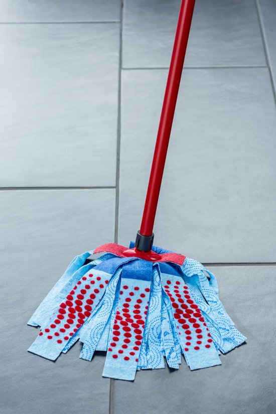 Blauwe Vileda SuperMocio 3Action mop met rode stippen op een grijze tegelvloer.