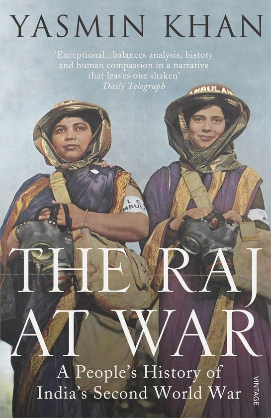 Boekomslag met twee vrouwen in uniform, met de titel 'THE RAJ AT WAR: A People's History of India's Second World War' door YASMIN KHAN.
