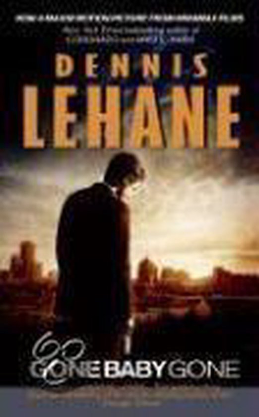 Boek "Gone, Baby, Gone" van Dennis Lehane. Een man in pak met gebogen hoofd staat tegen een stadsgezicht met zonsondergang.