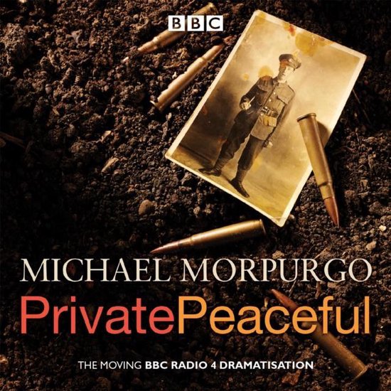Une photo sépia d'un soldat en uniforme repose sur le sol entre des balles et de la terre. 'MICHAEL MORPURGO Private Peaceful THE MOVING BBC RADIO 4 DRAMATISATION' est écrit en bas.