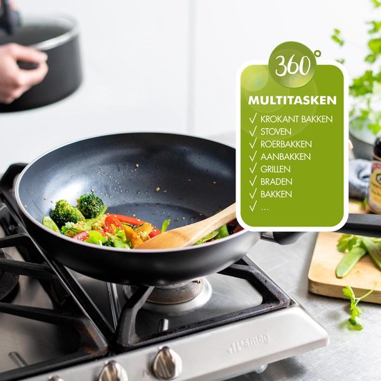 Wokpan met groenten op gasfornuis. Indicatie "360 Multitasken: Krokanbakken, Stoven, Roerbakken, Aanbakken, Grillen, Braden, Bakken".