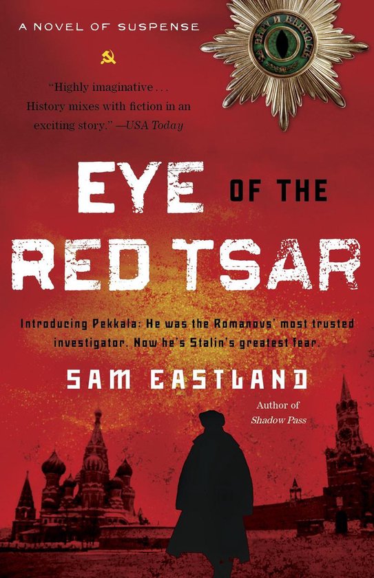 Boekcover voor 'Eye of the Red Tsar'. Een rode achtergrond met een silhouette van een figuur tegen een historische achtergrond, een gouden medaille en de titel.