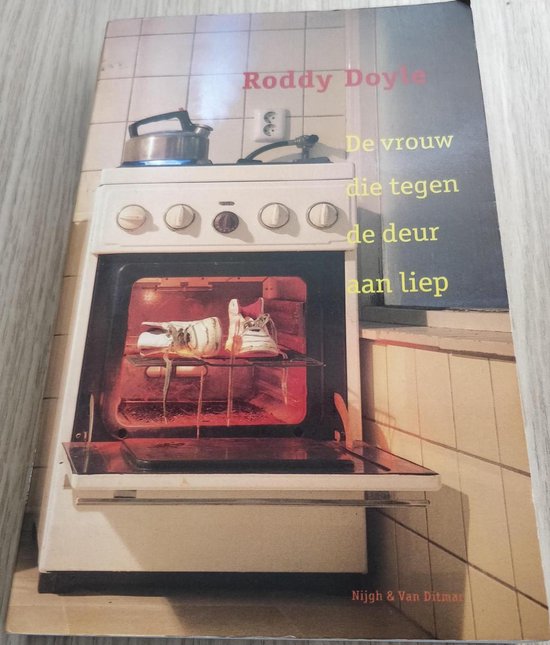 9789038813783 - De vrouw die tegen de deur aan liep
