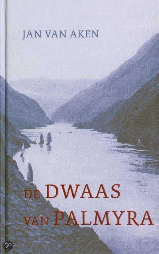 Boekomslag 'De dwaas van Palmyra' door Jan van Aken. Een rivier door bergen met zeilboten.