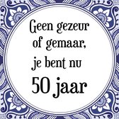 Verjaardag Tegeltje met Spreuk (50 jaar: Geen gezeur of ge maar, je bent nu gewoon 50 jaar + cadeau verpakking & plakhanger