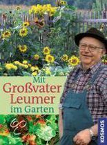 Mit Großvater Leumer im Garten