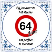 Verjaardag Tegeltje met Spreuk (64 jaar): bij jou duurde het slechts 64 jaar om perfect te worden + Cadeau verpakking & Plakhanger