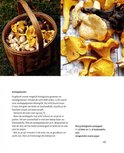 Verse paddenstoelen en aardappelen in een mand, op een tafel en op een dienblad.