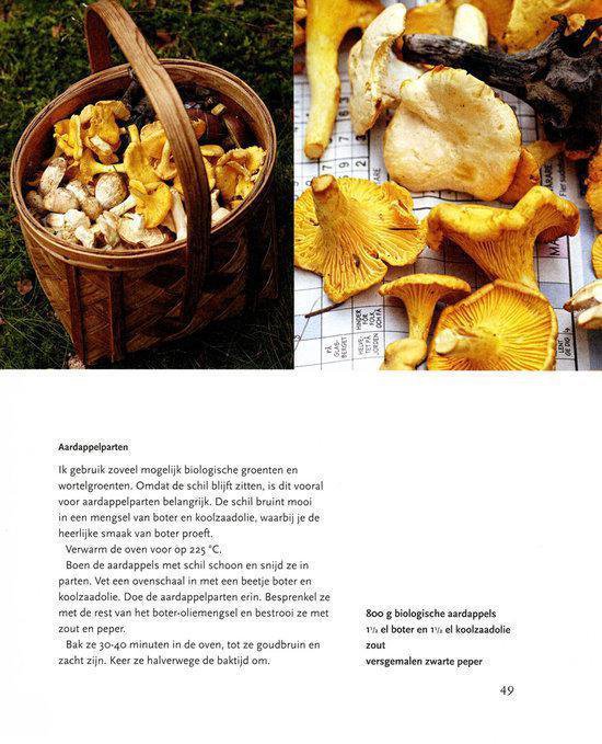 Verse paddenstoelen en aardappelen in een mand, op een tafel en op een dienblad.