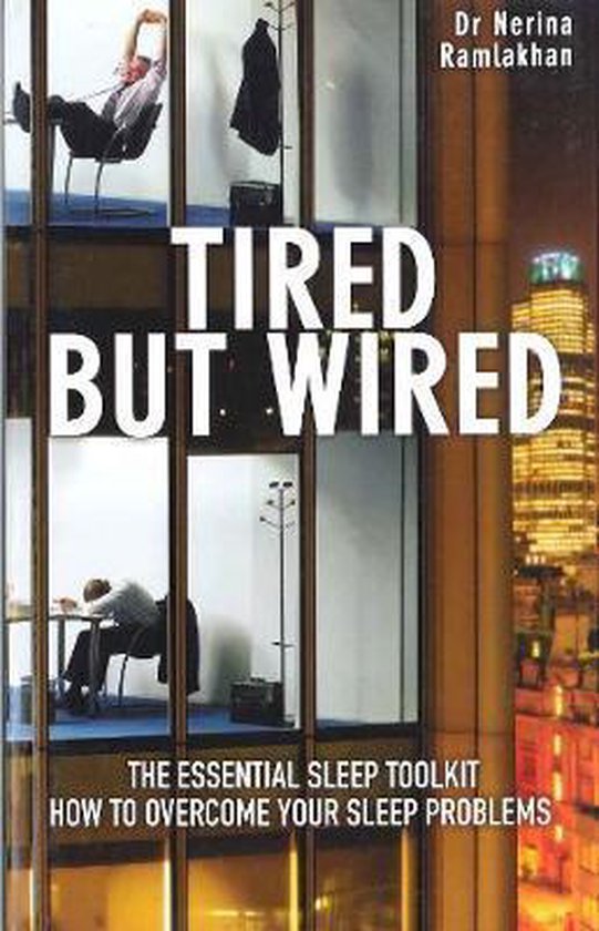 Boek 'Tired But Wired' door Dr. Nerina Ramlakhan. Een slaaptrainingstoolkit om slaapproblemen te overwinnen. Toont mannen die moe zijn in een kantoor.