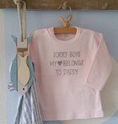 Shirtje baby roze meisje tekst papa eerste cadeau | sorry boys my heart belongs to daddy | Lange of korte mouw | licht roze met grijs | maat 56-110