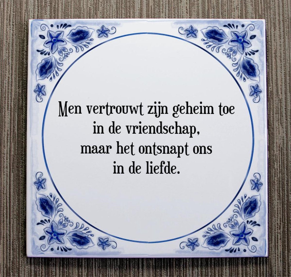 Tegeltje met Spreuk (Tegeltjeswijsheid) Men vertrouwt zijn geheim toe in de... Tegeltje met Spreuk (Tegeltjeswijsheid) Men vertrouwt zijn geheim toe in de...