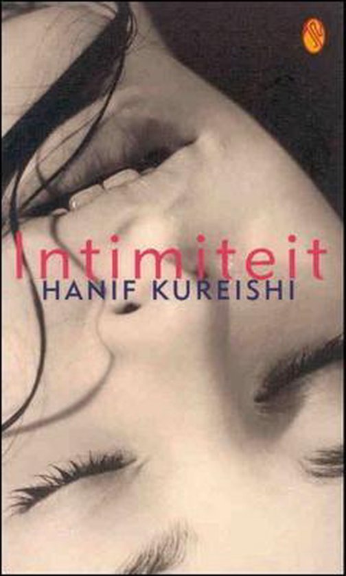 Boek 'Intimiteit' van Hanif Kureishi met close-up van een vrouw die haar lippen likt.