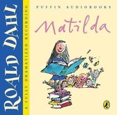 Puffin Audiobooks: Matilda, een volledig gedramatiseerde opname door Roald Dahl. Een meisje staat op een stapel boeken en leest, omringd door juichende kinderen.