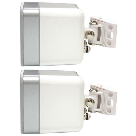 Twee witte Cambridge Audio speakers met zilveren rand, bevestigd aan witte muursteunen.