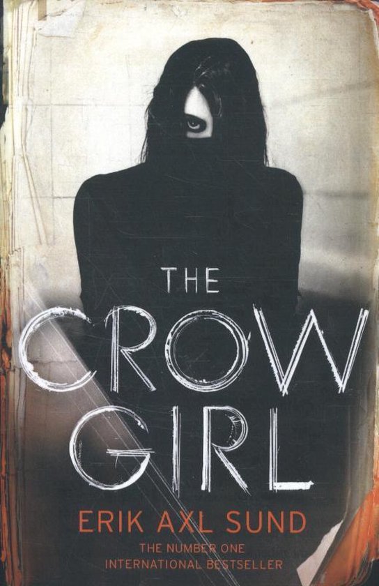 Boek met de titel 'The Crow Girl' en de ondertitel 'The number one international bestseller'. De cover toont een vrouw in het zwart, met alleen haar ogen zichtbaar.