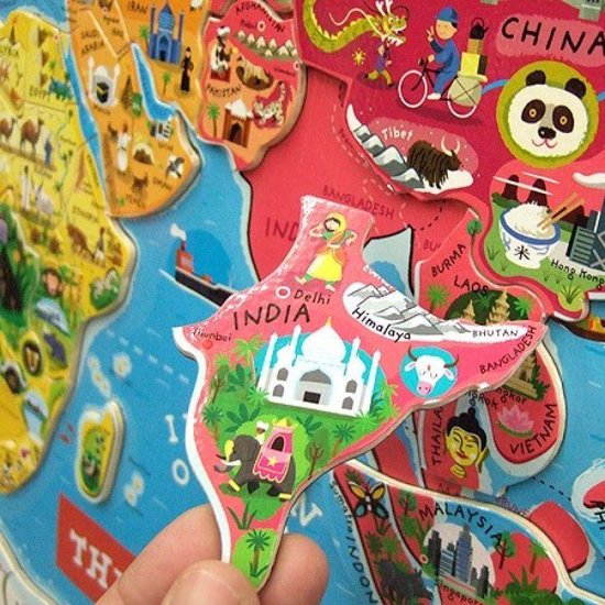 Gros plan du puzzle magnétique de l'Inde, avec une illustration du Taj Mahal et d'éléphants.