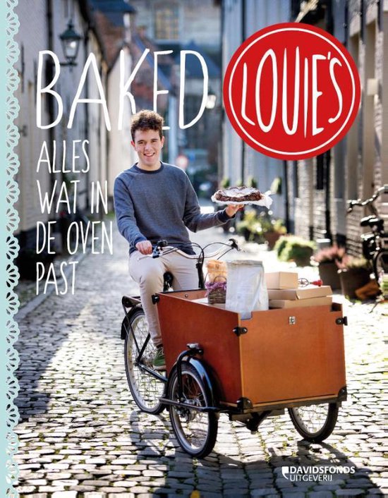 Jonge man op bakfiets met taart, omringd door gebouwen, met de tekst 'Baked Louie's'.