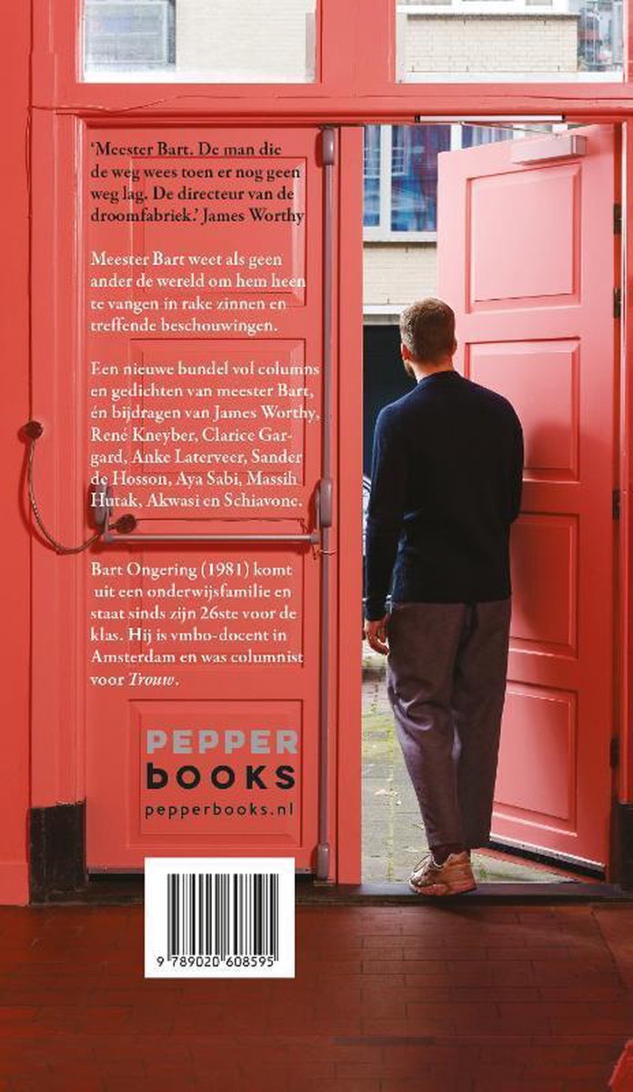 Achterkant van het boek 'Meester Bart'. Een man staat bij rode deuren. Tekst met 'Pepper Books'.