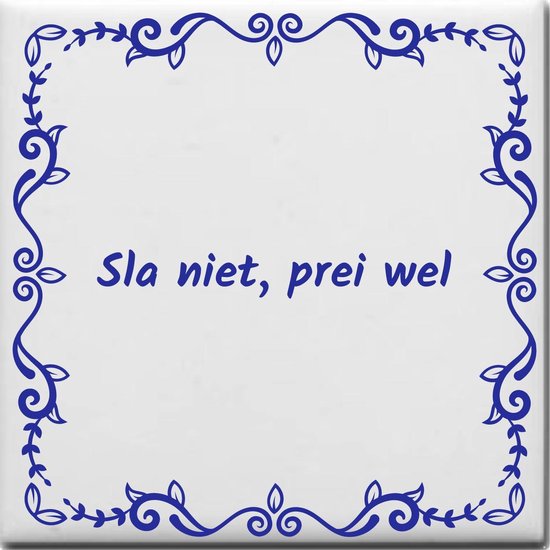 Carreau blanc avec inscription bleue 'Sla niet, prei wel' et motif de volutes.