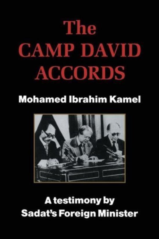 Boekomslag: "The Camp David Accords" van Mohamed Ibrahim Kamel. Met een foto van drie mannen aan een tafel. "A testimony by Sadat's Foreign Minister".