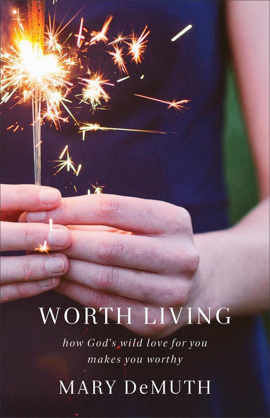 Couverture de livre : mains tenant une étincelle, avec le titre 'WORTH LIVING' et un texte sur l'amour de Dieu.