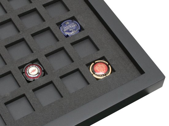Dichtbij opname van een zwart kader met grijze inzet, met blauwe, rode en gouden champagnekapsels.