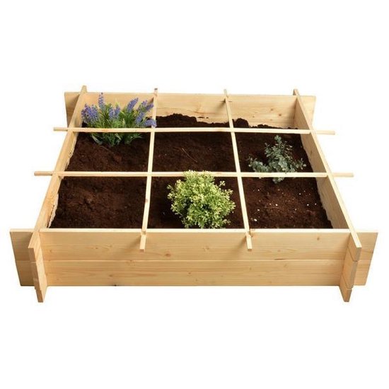 Houten vierkante meter moestuinbak met 9 vakken, gevuld met aarde en plantjes.