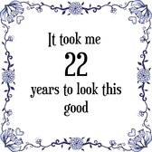 Verjaardag Tegeltje met Spreuk (22 jaar: It took me 22 years to look this good + cadeau verpakking & plakhanger