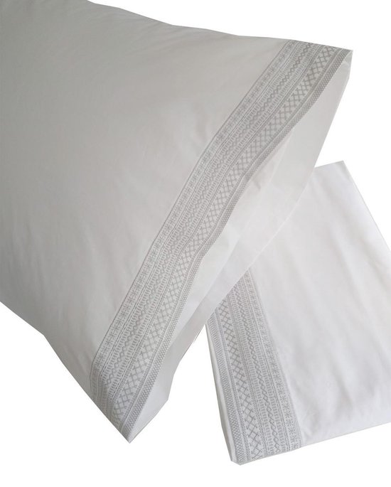 Ensemble de draps de luxe DeSafo New York Percal coton 200TC: drap de dessus blanc / gris argent. Dimensions: 240 X 280 cm avec deux taies d'oreiller 60 X 70 cm.