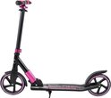 Zwarte step met roze handvatten, stuurvering en wielranden. Logo op het frame.