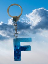 Epoxy letter sleutel- of tassenhanger F, glitter blauw