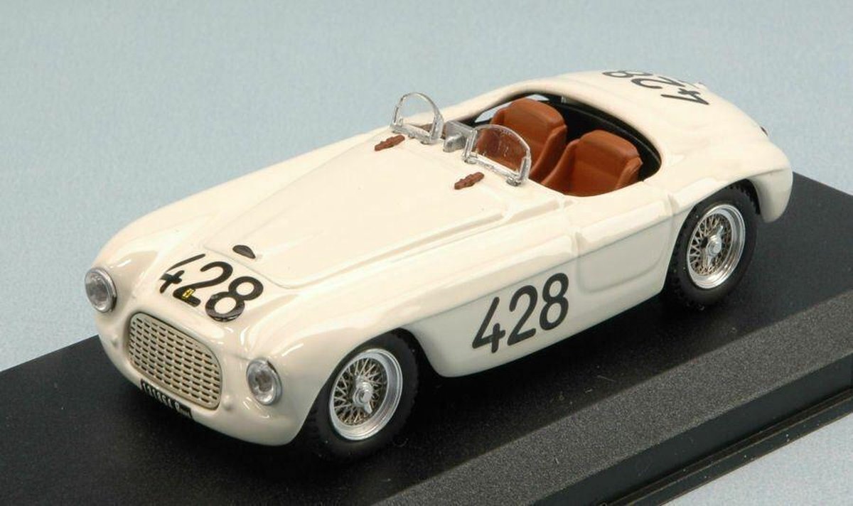 De 1:43 Diecast Modelcar van de Ferrari 166MM Spider #428 van de Targa Florio in 1950. De coureurs waren Musso en Gaboardi. De fabrikant van het schaalmodel is Art-Model. Dit model is alleen online verkrijgbaar