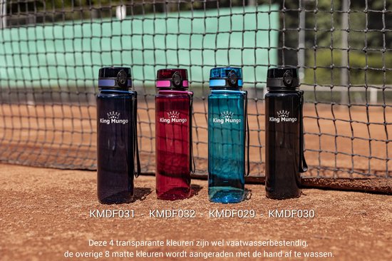 Vier transparante drinkflessen in donkerblauw, roodpaars, blauw en zwart, met productcodes.
