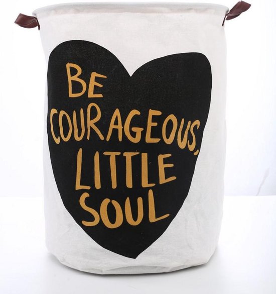 Witte opbergmand met grote zwarte hartprint en tekst 'BE COURAGEOUS, LITTLE SOUL' in gele letters, met leren handvaten.