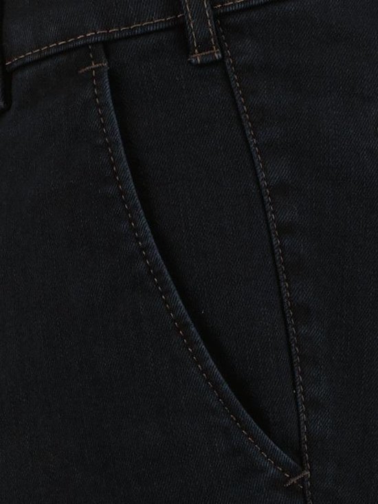Detail van een donkerblauwe jeans, met bruine stiksels en een schuine steekzak.