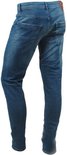 Donkerblauwe spijkerbroek, slim fit, van de achterkant gezien.