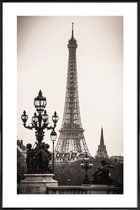 JUNIQE - Poster in kunststof lijst Eiffel Tower -30x45 /Grijs & Wit