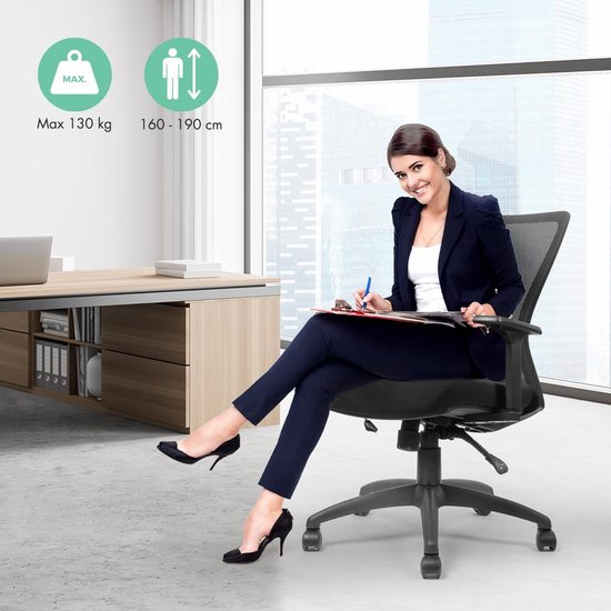 Een vrouw in zakelijke kleding zit op een zwarte bureaustoel in een modern kantoor. Iconen geven max. 130 kg en 160-190 cm aan.