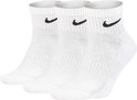 Drie paar witte Nike enkelsokken met zwart Nike logo.