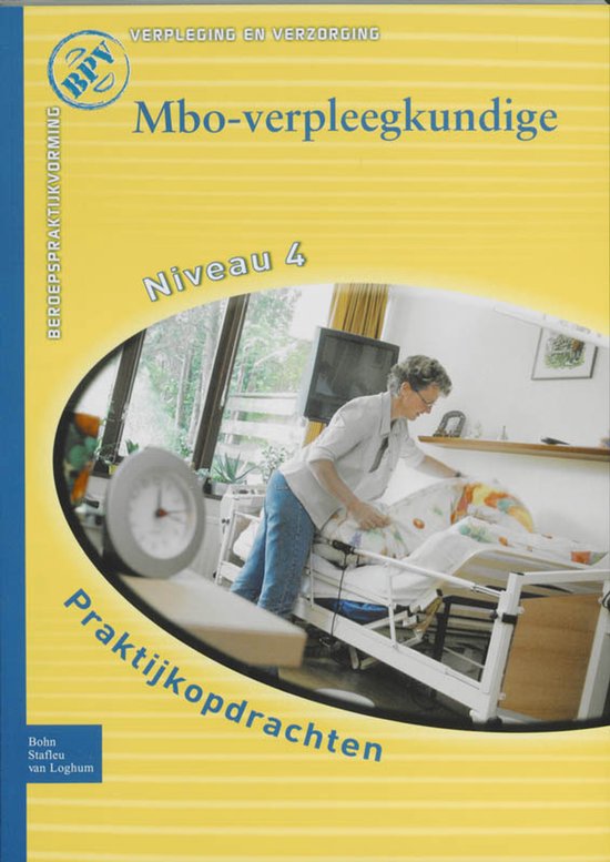 Boek 'Mbo-verpleegkundige Niveau 4 Praktijkopdrachten' met op de voorkant een zorgverlener die een patiënt verzorgt.