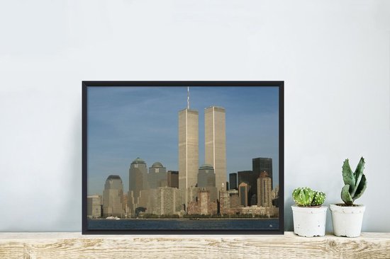 Poster in lijst - Fotolijst 30x20 cm - Posters - In het midden het het World trade center onder een helderblauwe lucht - Posterlijst zwart - Decoratie - Wanddecoratie woonkamer - Muurdecoratie slaapkamer